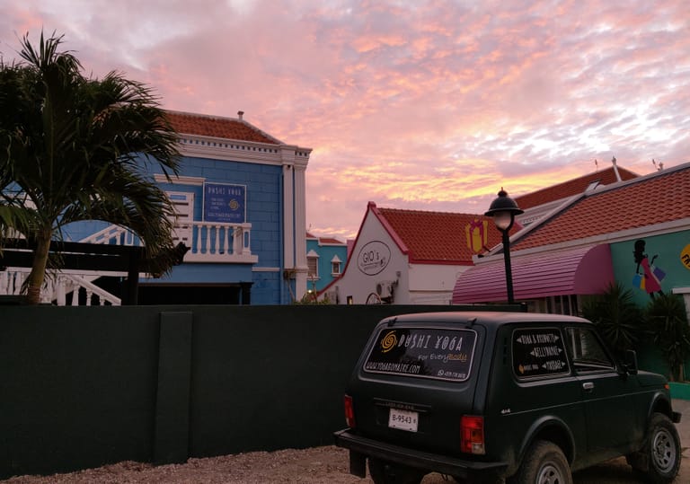 impression outside entrance Dushi Yoga Bonaire